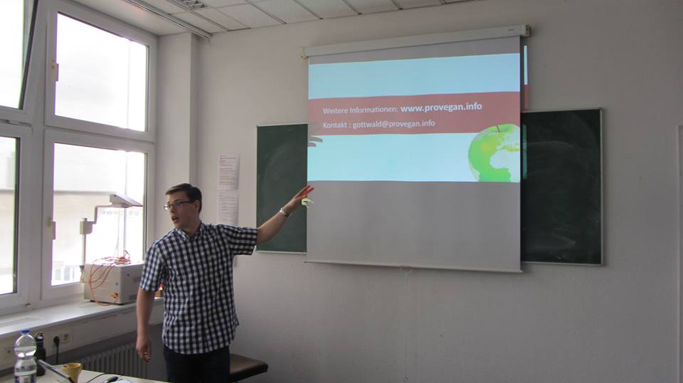 Das Bild zeigt Erik Gottwald bei seinem Vortrag über vegane Ernährung im IB Bildungszentrum Ulm am 11.07.2013