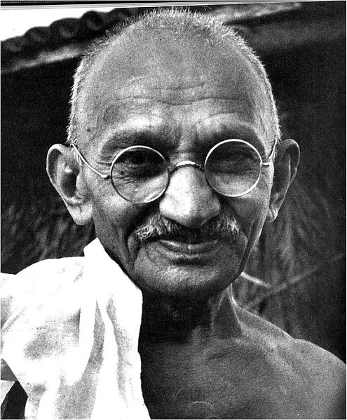 Mahatma Gandhi: „Es gibt keinen Weg zum Frieden, denn Frieden ist der Weg.“ („There is no path to peace. Peace is the path.“)
