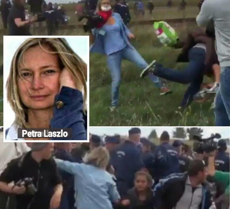 Kamerafrau Petra Laszlo tritt ein Flüchtlingskind und stellt einem Flüchtling, der sein Kind auf dem Arm trägt, den Fuss, so dass der Vater auf sein Kind fällt