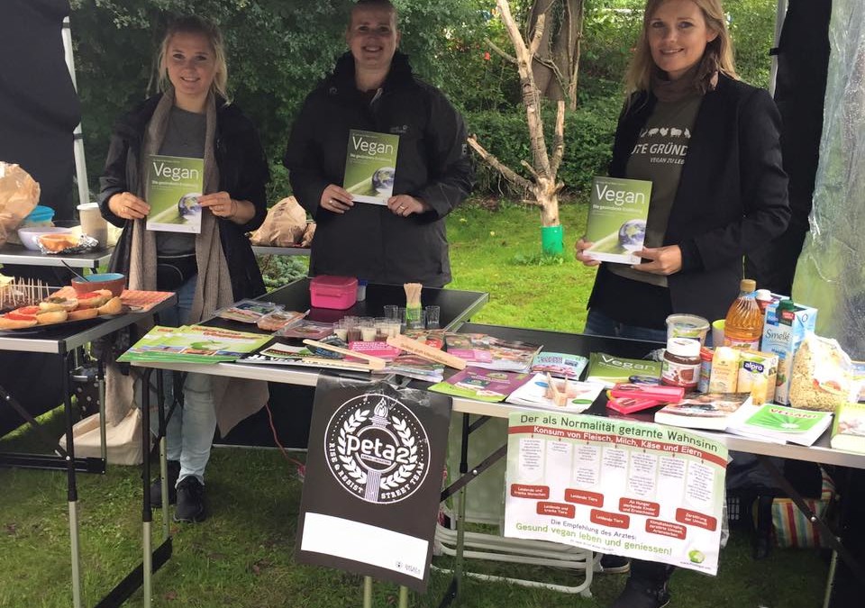 Offenbar mit Literatur perfekt ausgestattet im Flensburger Tierheim: Veganer Infostand