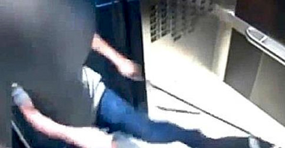 Desmond Hague fühlt sich im Fahrstuhl unbeobachtet und misshandelt einen Hund