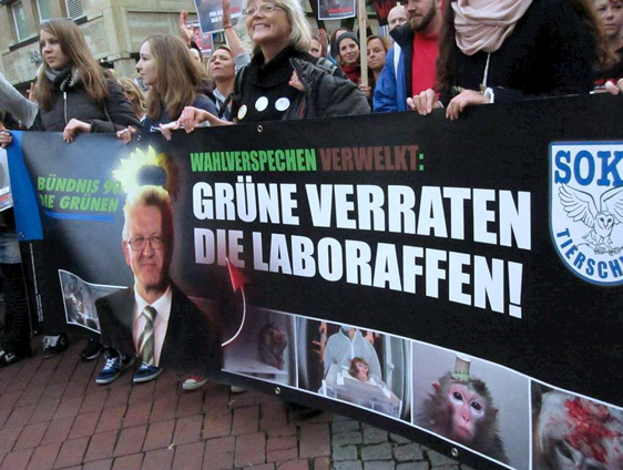 1.500 Menschen protestieren am 25. Oktober 2014 gegen das schwärzeste aller schwarzen Verbrechen: Tierversuche
