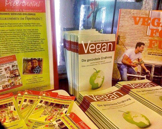 Die Vegan-Broschüre ist fast überall zu finden – hier im Peperoncini